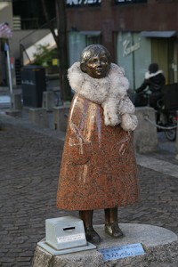 愛される広場と少女の像