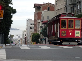 サンフランシスコ：特異な地形を今なお走る観光資源としてのケーブルカー